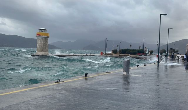 Marmaris’te şiddetli rüzgar denizi taşırdı