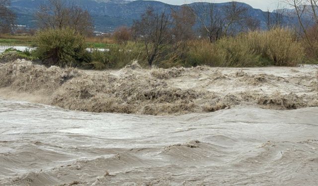 Seydikemer'de Eşen Çayı taştı
