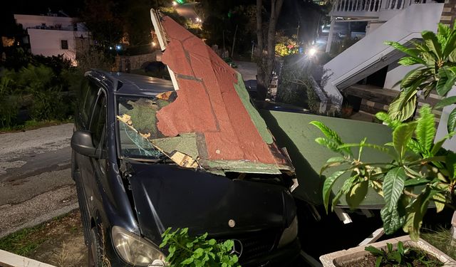 Bodrum’da fırtına sundurmayı araçların üzerine devirdi