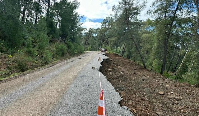 Ortaca’da heyelan yolu kapattı