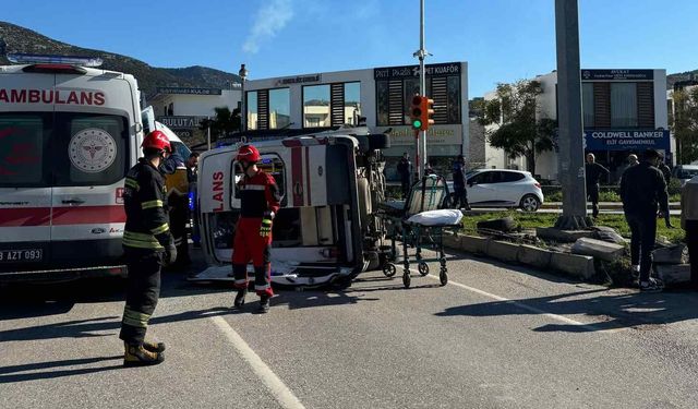 Bodrum’da hasta taşıyan ambulans yan yattı