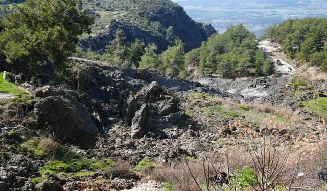 Seydikemer’de heyelan nedeniyle yol kapandı