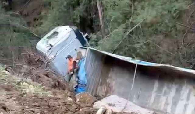 Milas’ta tır şarampole devrildi: 1 yaralı
