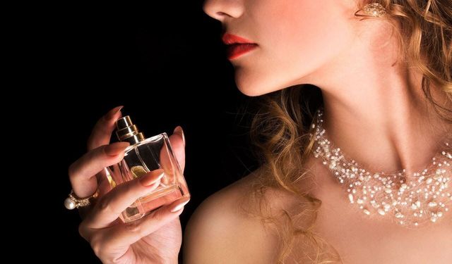 Bir Parfüm Neden İlk Anda Büyüler, Saatler Sonra Vazgeçilmez Olur?