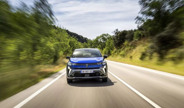 Yeni Renault Captur E-Tech Türkiye’de: Hibrit Teknoloji, Donanım, Fiyat ve Rakip Analizi