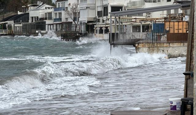 Bodrum Sahilleri Altüst! Dalgalar 3 Metreyi Buldu