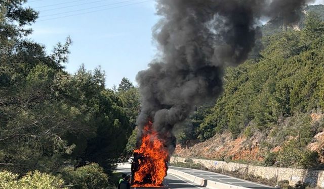 Sakar Geçidi’nde Ağaç Yüklü Tır Alev Aldı