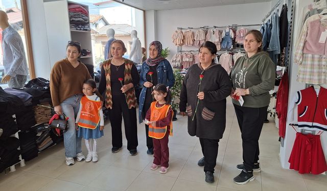 Köyceğiz’de minik öğrencilerden kadınlara anlamlı jest