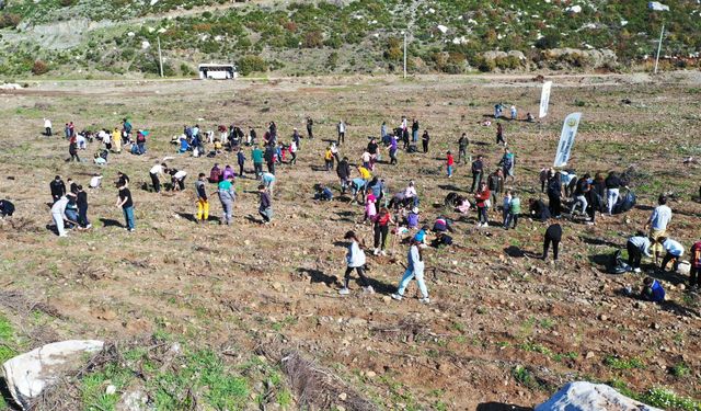 Marmaris’te öğrenciler fidanları toprakla buluşturdu