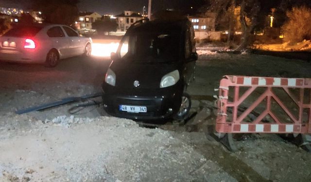 Muğla'da uyarı levhası olmayan çukur kazaya neden oldu