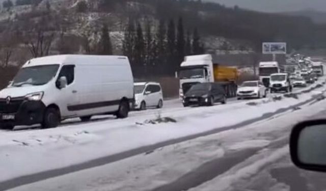 Muğla’da Dolu Yağışı Yolu Beyaza Bürüdü, Trafik Aksadı
