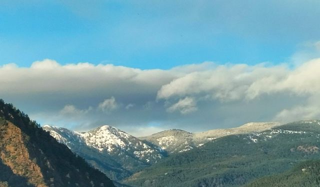 Köyceğiz Sandras Dağı’na Mart ayının sonunda kar yağdı