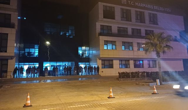 Marmaris Belediyesi Önünde Gece Hareketliliği: Operasyon İddiası
