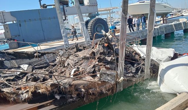 Bodrum'da yanan teknelerin enkazları kaldırılıyor