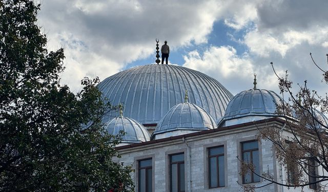 Caminin çatısına çıktı, polis saatlerce ikna etti