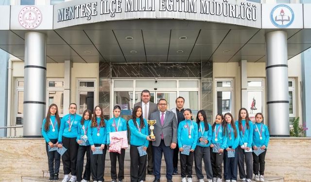 Menteşe’nin şampiyon hokey takımı yarı finalde