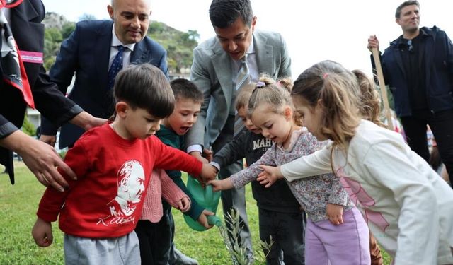 Marmaris’te çocuklar barış için buluştu: Zeytin fidanları umut oldu
