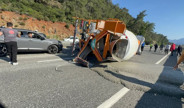 Marmaris’te Beton Mikseri Devrildi