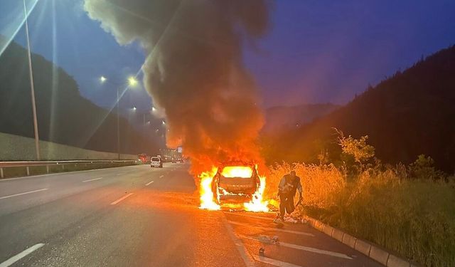 Sürücü Yanan Araçta Altınlarını Aradı