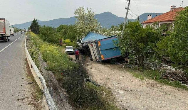 Yatağan’da Tır Şarampole İndi: Sürücü Yaralandı