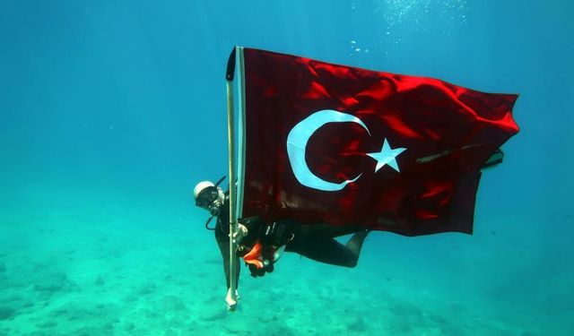 Fethiye’de 19 Mayıs Coşkusu Su Altına Taşındı