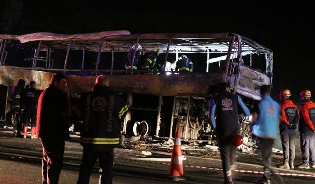 Bariyerlere çarpan yolcu otobüsü alev aldı: 7 ölü, 33 yaralı
