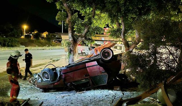 Bodrum’da Kontrolden Çıkan Otomobil Ağaca Çarptı
