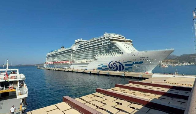 Bodrum dev kruvaziyer Aroya’yı ağırladı