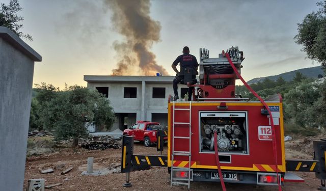 Milas’ta İnşaat Halindeki Binanın Çatısı Yandı
