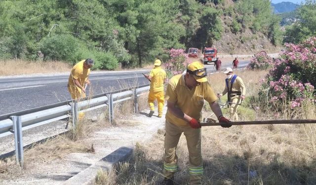 Marmaris’te Yangın Riskine Karşı Yol Kenarlarında Temizlik Çalışması