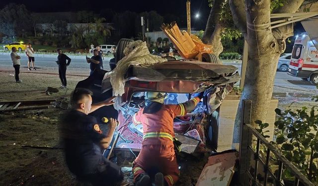 Bodrum’da otomobil tabela ve ağaca çarptı: 2 yaralı