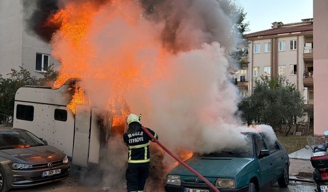Kötekli’de Karavan Yangını: 2 Araç Kullanılamaz Hale Geldi