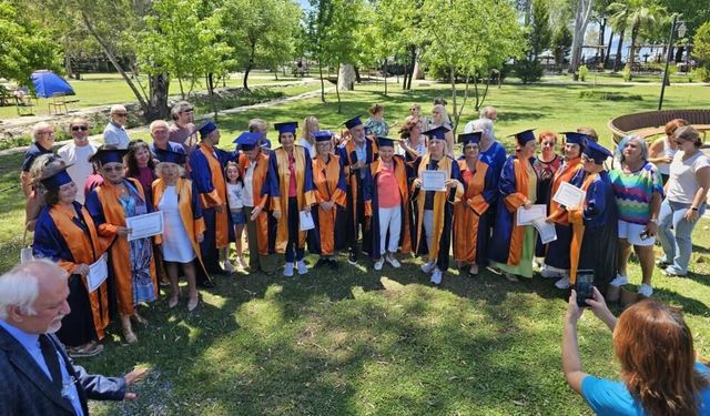 Köyceğiz’de Tazelenme Üniversitesi Öğrencileri Mezuniyet Sevinci Yaşadı