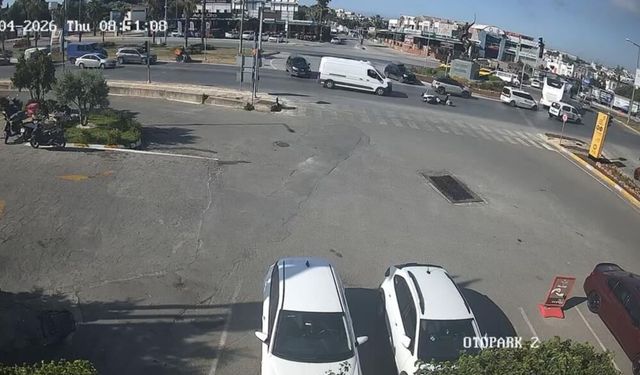 Bodrum'da Kamyonetle Motosiklet Çarpıştı: 2 Yaralı