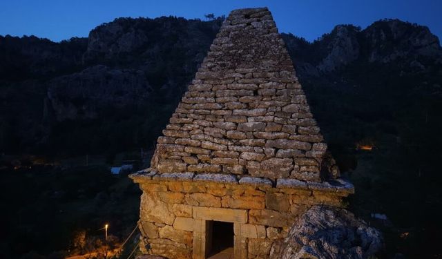 Marmaris’in Piramit Mezarı Gece de Ziyarete Açıldı