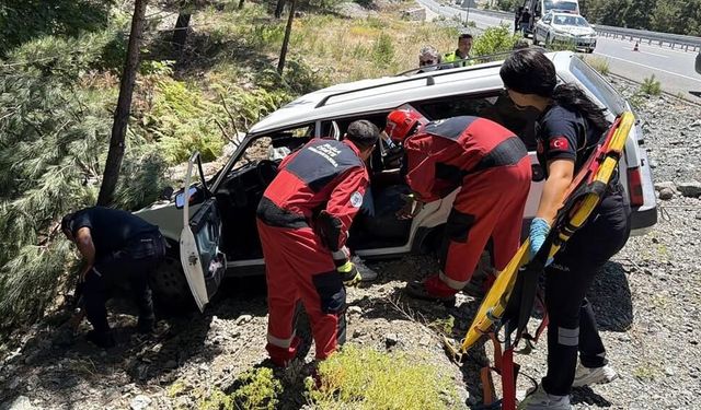 Muğla-Denizli Yolunda Otomobil Ağaca Çarptı: 2 Yaralı