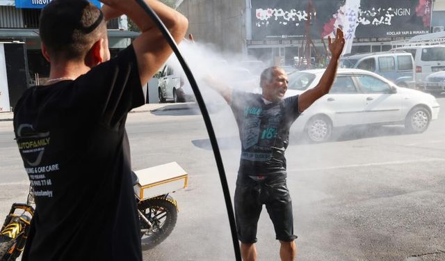 Menteşe’de Sıcaktan Bunaldı, Çareyi Oto Yıkamada Buldu