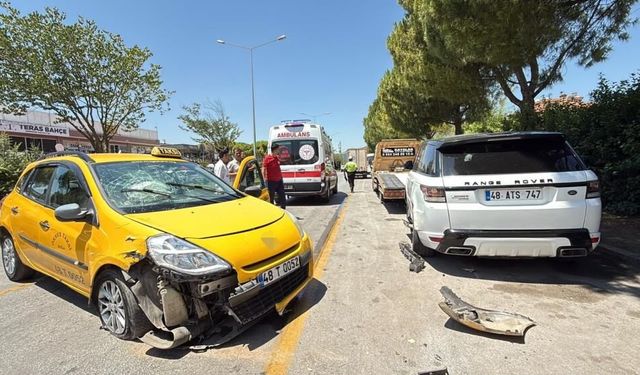 Muğla’da Kontrolden Çıkan Taksi 3 Araca Çarptı