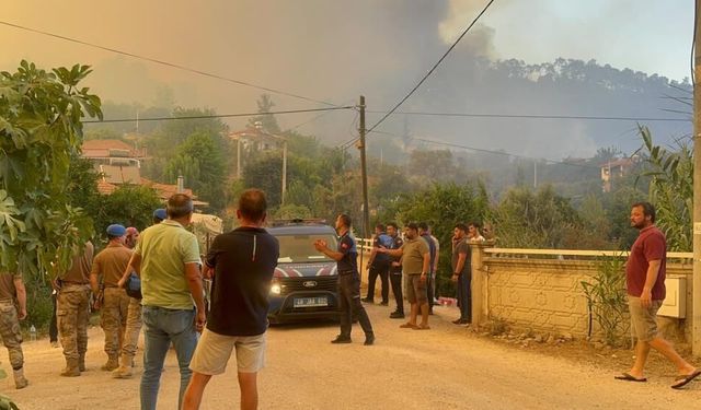 Fethiye’de orman yangını yerleşim yerlerine ulaştı: İnlice tahliye ediliyor