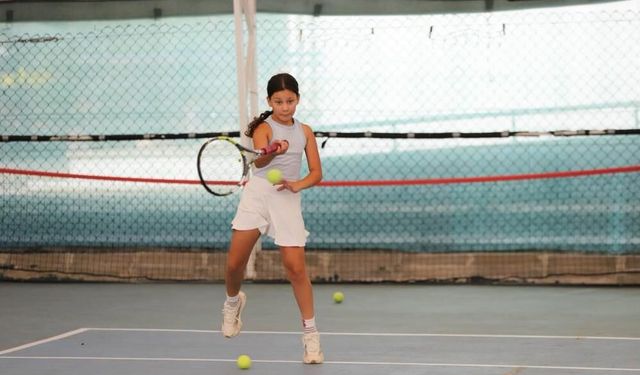 Menteşe’de ücretsiz tenis kurslarında ilk servisler atıldı