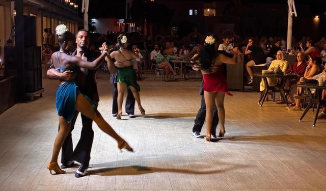 Bodrum’da Tatil Gündüz Plajda, Gece Sahne Şovlarıyla Sürüyor