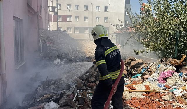 Muğla'da Kullanılmayan Yurdun Bahçesinde Yangın Çıktı