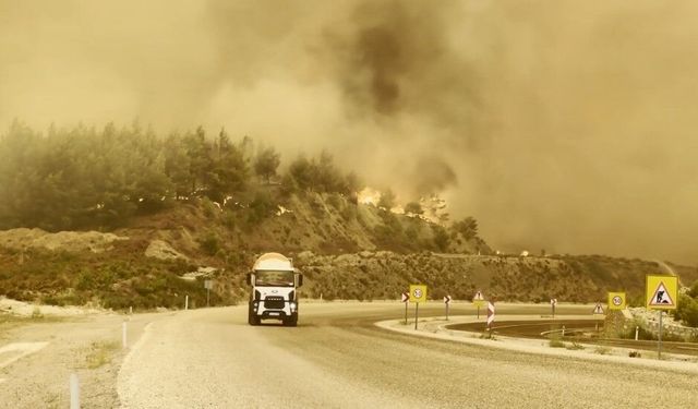 Fethiye Seydikemer Antalya Yolu Yangın Nedeniyle Kapatıldı