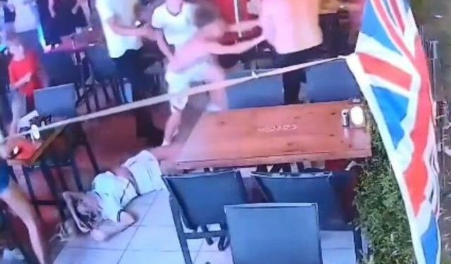 Marmaris'te turist restoranda eşi ve çocuklarına saldırdı