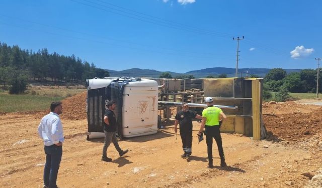 Muğla'da Kum Boşaltan Kamyon Devrildi: Sürücü Yaralandı