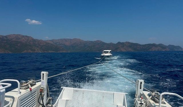 Marmaris açıklarında sürüklenen motor yattaki 7 kişi kurtarıldı