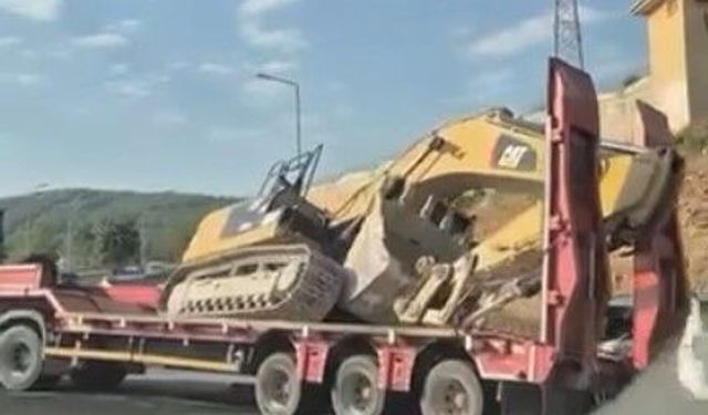 Muğla’da Kavşakta İş Makinesi Tırdan Devrildi