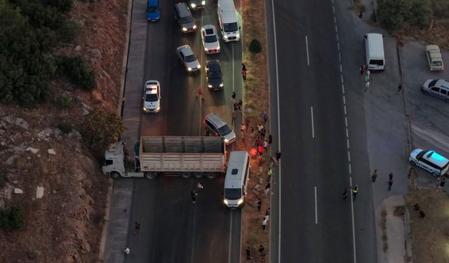 Muğla-Aydın karayolunda TIR karşı şeride geçti, trafik durdu