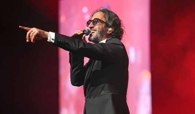 Seyirciler Kahkahaya Boğuldu: Fettah Can’ın Bursa Konserindeki O Anlar Gündem Oldu