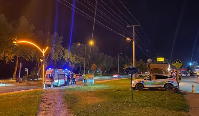 Menteşe'de kırmızı ışıkta bekleyen motosiklete çarpıp kaçtı